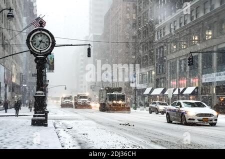 Tempête de neige hivernale blizzard dans la ville de New York avec de fortes chutes de neige, des voitures couvertes de neige et des gens qui circulent pendant la tempête de neige à Manhattan. Banque D'Images