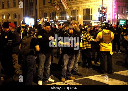 Washington, DC, États-Unis. 12 décembre 2020. Le 12 décembre 2020, Proud Boys prend la relève d'une intersection importante près de l'hôtel Harrington et du Harry's Bar à Washington DC. À la suite d'un rallye sopred par Women for America First, les fiers garçons affichent leur démonstration de force en établissant un périmètre à une intersection. (Photo de John Lamparski/SIPAUSA) crédit: SIPA USA/Alay Live News Banque D'Images