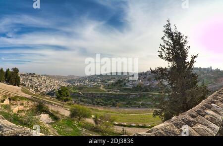 jérusalem, israël. 04-12-2020. Vue panoramique depuis la direction du quartier juif à l'est de la ville, sur les quartiers de Silwan, Ma'aleh H. Banque D'Images