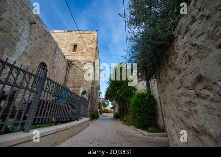 jérusalem, israël. 04-12-2020. Ruelles étroites avec maisons en pierre anciennes de Jérusalem, arbres et jardins. Dans le quartier juif Banque D'Images