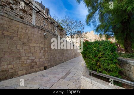 jérusalem, israël. 04-12-2020. Ruelles étroites avec maisons en pierre anciennes de Jérusalem, arbres et jardins. Dans le quartier juif Banque D'Images