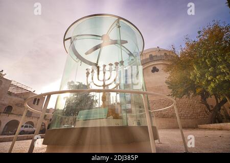 jérusalem, israël. 04-12-2020. La ménorah dorée dans le quartier juif, la synagogue 'hahurva' est en arrière-plan Banque D'Images