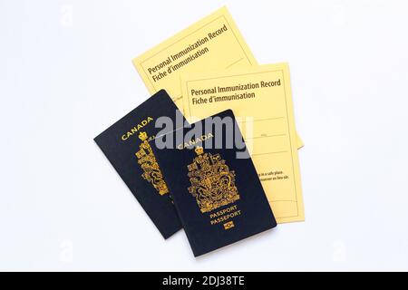 Deux passeports canadiens avec des dossiers de vaccination d'immunité jaune à des fins de voyage. Mesures de sécurité contre le coronavirus covid-19 se propagé autour de la wor Banque D'Images