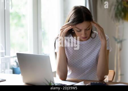 Gros plan une femme frustrée vérifiant les finances, ayant des problèmes avec l'argent Banque D'Images