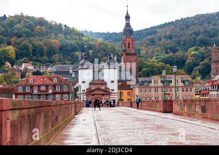 Heidelberg, Allemagne - 2019 octobre : l'Alte Brucke (ancien pont) est un pont d'arche à Heidelberg qui traverse le Neckar. Banque D'Images