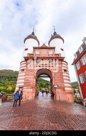 Heidelberg, Allemagne - 2019 octobre : l'Alte Brucke (ancien pont) est un pont d'arche à Heidelberg qui traverse le Neckar. Banque D'Images