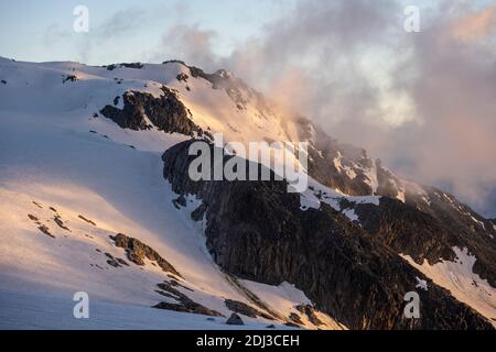 Ambiance nocturne, brouillard au Glacier du Tour, sommets des glaciers et des montagnes, paysage alpin, Chamonix, haute-Savoie, France Banque D'Images