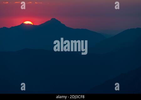 Lever de soleil spectaculaire sur les Alpes de Lechtal, les Elmen, les Alpes de Lechtal, l'Ausserfern, le Tyrol, l'Autriche Banque D'Images