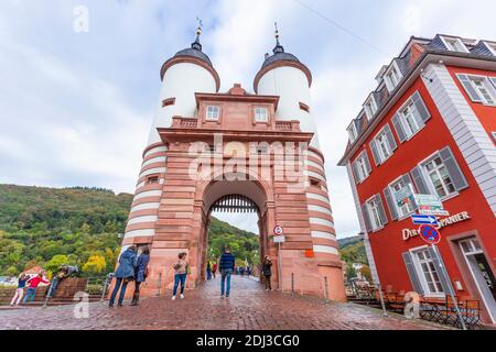 Heidelberg, Allemagne - 2019 octobre : l'Alte Brucke (ancien pont) est un pont d'arche à Heidelberg qui traverse le Neckar. Banque D'Images