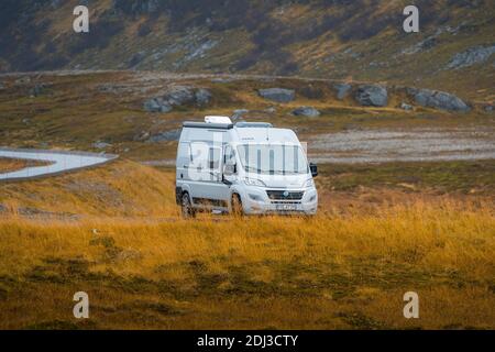 Campervan garé sur un parking gazé près de Kafjord, Cap Nord, Norvège Banque D'Images