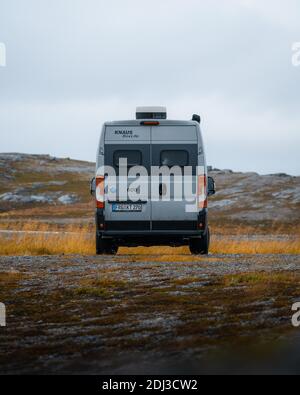 Campervan avec vue arrière sur le parking près de Kafjord, Cap Nord, Norvège Banque D'Images