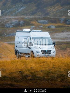 Campervan garé sur un parking gazé près de Kafjord, Cap Nord, Norvège Banque D'Images