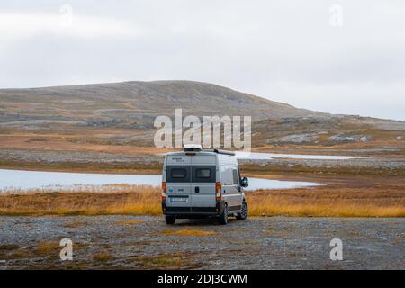 Campervan avec vue arrière se dresse sur le parking près de Kafjord, Cap Nord, Norvège Banque D'Images