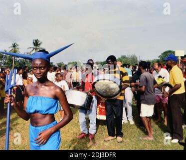 Années 1990 Trinité-et-Tobago - festival annuel du patrimoine, tambours et diable bleu dans le défilé de carnaval de l'ancien temps à Tobago ca. 1995 Banque D'Images