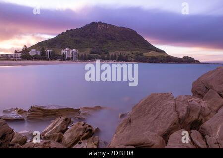 Coucher de soleil sur le mont Manganui Banque D'Images