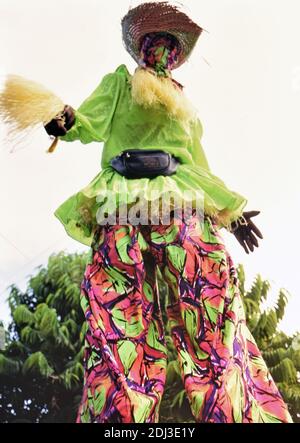 Années 1990 Trinité-et-Tobago - le festival annuel du patrimoine de Tobago 'Moko Jumbie' dans la parade du Carnaval de Old Time ca. 1998 Banque D'Images