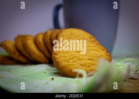 Biscuits au beurre avec un café dans une tasse. Frein à café en soirée avec en-cas. Banque D'Images