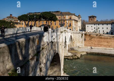 ITALIE, ROMA - FÉVRIER 13 : Rome est la capitale et une commune particulière de l'Italie. Vue sur le pont au-dessus du Tibre à Roma le 13 février 2012, Roma, Banque D'Images