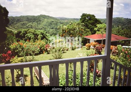 Années 1990 Trinité-et-Tobago - Richmond Great House, maison d'hôtes familiale avec piscine, au sommet d'une colline de brise; vue de porche ca. années 1990 Banque D'Images