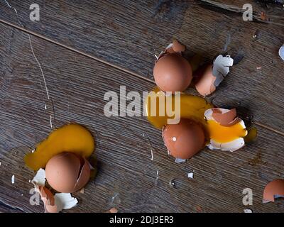 Œufs cassés sur le sol après être tombé de la table de cuisine lors de la cuisson Banque D'Images