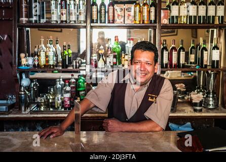 Lima, Pérou - août 4 2010 : barman et serveur au comptoir du restaurant traditionnel Antigua Taberna Queirolo. Banque D'Images