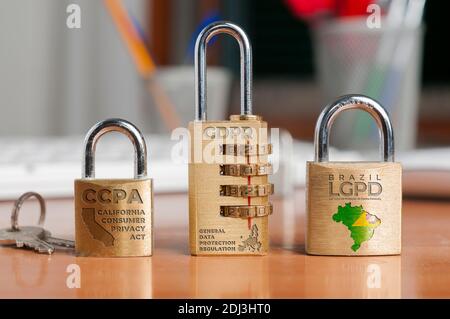 Lois sur la protection des données concept : trois verrous indiquent les noms de trois lois sur la protection des données : loi californienne sur la protection de la vie privée des consommateurs, loi générale sur la protection des données Banque D'Images