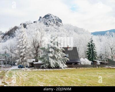 Cottages dans le paysage du début de l'hiver avec incroyable couverture de givre dans les collines ar basse montagne le matin ensoleillé de novembre. Feuilles et épinettes couvertes de Banque D'Images