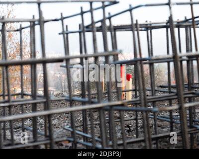 Filet de renforcement pour concrétiser les fondations d'une maison familiale. Fer de renforcement pour béton. Banque D'Images