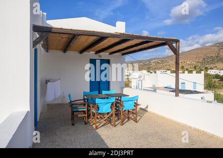 IOS, Grèce - 20 septembre 2020 : balcon de la villa grecque d'été sur l'île d'iOS. Grèce Banque D'Images
