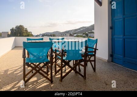 IOS, Grèce - 20 septembre 2020 : chaises avec tables sur le balcon de la villa grecque d'été sur l'île d'iOS. Grèce Banque D'Images