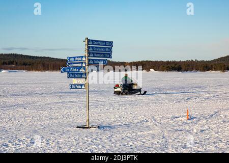 Inari, Laponie, Finlande - 2 mars 2020 : excursion touristique en motoneige sur le lac gelé d'Inari, en Laponie. Banque D'Images
