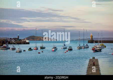 Port et Skyline de Saint Peter Port, Guernesey, Îles Anglo-Normandes au Royaume-Uni Banque D'Images