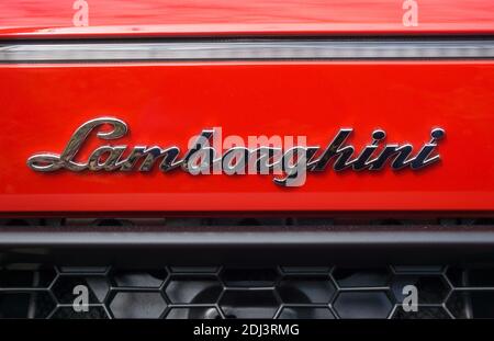 Gros plan du logo sur le Arrière d'un Rosso Mars rouge Lamborghini Huracan Spyder LP 580-2 Banque D'Images
