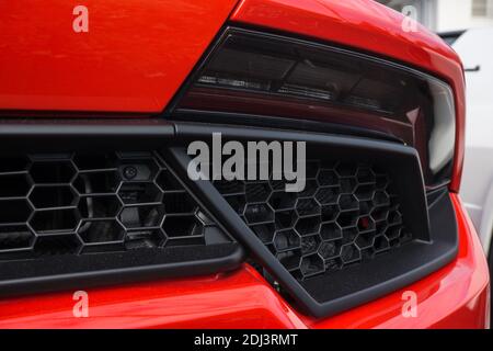 Gros plan du bloc d'éclairage arrière et de la calandre Sur l'arrière d'un Rosso Mars rouge Lamborghini Huracan Spyder LP 580-2 Banque D'Images