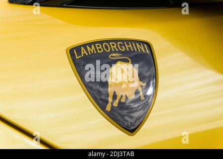 Gros plan du logo de l'emblème sur le Capot d'une Lamborghini Murciélago LP jaune 640 Banque D'Images