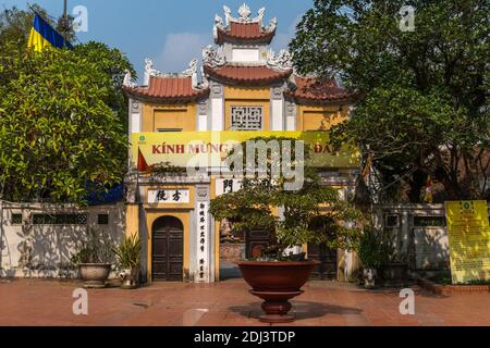 Hanoï, Vietnam - 23 novembre 2016 : la porte d'entrée colorée de la célèbre Pagode One Pillar Banque D'Images