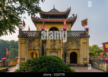 Bâtiment à la porte principale de l'ancienne citadelle impériale Thang long à Hanoi, la capitale de Viewnams Banque D'Images