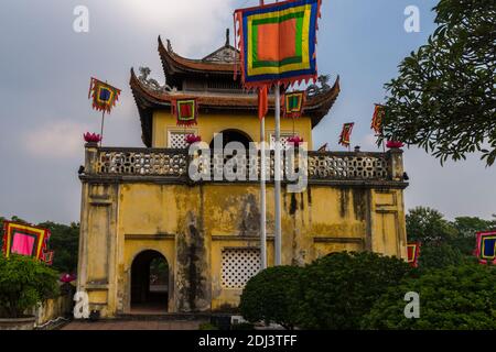 Bâtiment à la porte principale de l'ancienne citadelle impériale Thang long à Hanoi, la capitale de Viewnams Banque D'Images