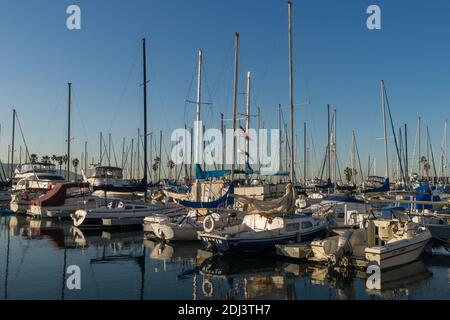 Los Angeles, Californie, États-Unis - 14 novembre 2015 : vue tôt le matin sur la marina de Redondo Beach au bord de l'océan pacifique. Banque D'Images