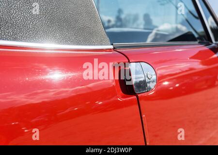 Gros plan sur la poignée de porte droite et Fenêtre sur une voiture de sport rouge Porsche 914 1970 Banque D'Images