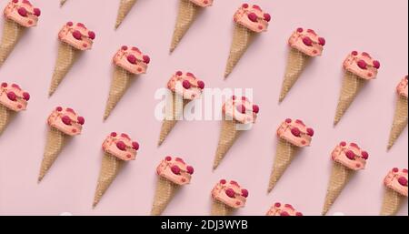 Fond de motif d'été fait avec des boules de glace framboise sur fond rose pastel. Concept créatif minimal. Banque D'Images