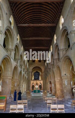 Regardez la nef à l'intérieur de Southwell Minster, avec son coffre en bois (plafond) conçu par Ewan Christian, Southwell, Notinghamshire, Royaume-Uni. Banque D'Images