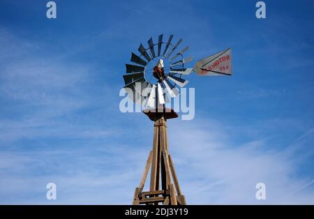 La pompe à eau du moulin à vent historique d'Aermotor à Rika's Landing Roadhouse, contre un ciel bleu presque sans nuages. Banque D'Images