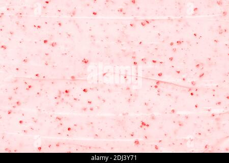 Gros plan sur le yaourt glacé à la fraise. Gros plan sur la texture de la glace aux fraises. Vue de dessus. Fond de glace de fruit rose avec de petits morceaux de be Banque D'Images