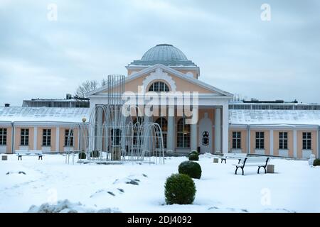 Parnu, Estonie - 18 janvier 2019 : entrée principale des bains Parnu Mud en hiver Banque D'Images