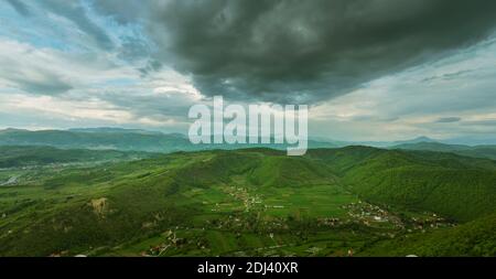 Pyramide bosniaque de la Lune. Paysage avec ancienne pyramide boisée près de la ville de Visoko, BIH, Bosnie-Herzégovine. Restes de mystérieux vieux civi Banque D'Images