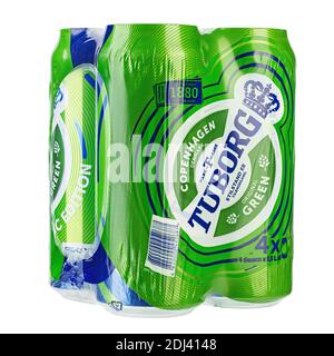 Ukraine, Kiev - octobre 07. 2020: Emballage de quatre bières vertes Tuborg en aluminium sur fond blanc. Tuborg est une société de brassage danoise fondée en 1873. F Banque D'Images