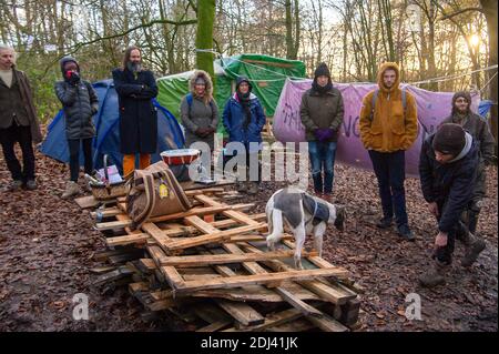 Wendover, Buckinghamshire, Royaume-Uni. 12 décembre 2020. Le camp Save Roald Dahl Woods Stop HS2. Les habitants et les familles de Wendover se sont joints aujourd'hui à une promenade socialement distancée de Wendover le long de la Ridgeway jusqu'à Jones Hill Wood, qui célèbre l'eau et les bois de Wendover. Le projet de train à grande vitesse HS2 est en train de détruire des marais des Chilterns, qui est une zone de beauté naturelle exceptionnelle. Cela provoque beaucoup de contrariété dans les communautés locales. HS2 ont obligatoirement acheté une partie de Jones Hill Wood à proximité et prévoit de la détruire dans le cadre du projet de train à grande vitesse HS2. Crédit : Maureen McLean/Alay Banque D'Images