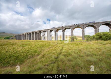 Parc national de Yorkshire Dales, Yorkshire, Royaume-Uni - VUE sur le viaduc de Ribblehead dans le Yorkshire Dales, Angleterre. Banque D'Images