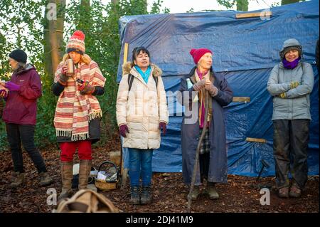 Wendover, Buckinghamshire, Royaume-Uni. 12 décembre 2020. Le camp Save Roald Dahl Woods Stop HS2. Les habitants et les familles de Wendover se sont joints aujourd'hui à une promenade socialement distancée de Wendover le long de la Ridgeway jusqu'à Jones Hill Wood, qui célèbre l'eau et les bois de Wendover. Le projet de train à grande vitesse HS2 est en train de détruire des marais des Chilterns, qui est une zone de beauté naturelle exceptionnelle. Cela provoque beaucoup de contrariété dans les communautés locales. HS2 ont obligatoirement acheté une partie de Jones Hill Wood à proximité et prévoit de la détruire dans le cadre du projet de train à grande vitesse HS2. Crédit : Maureen McLean/Alay Banque D'Images